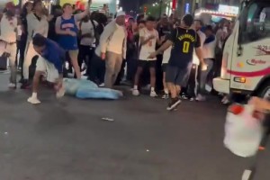 这么多人欺负一人？尼克斯球迷群殴一位步行者球迷！